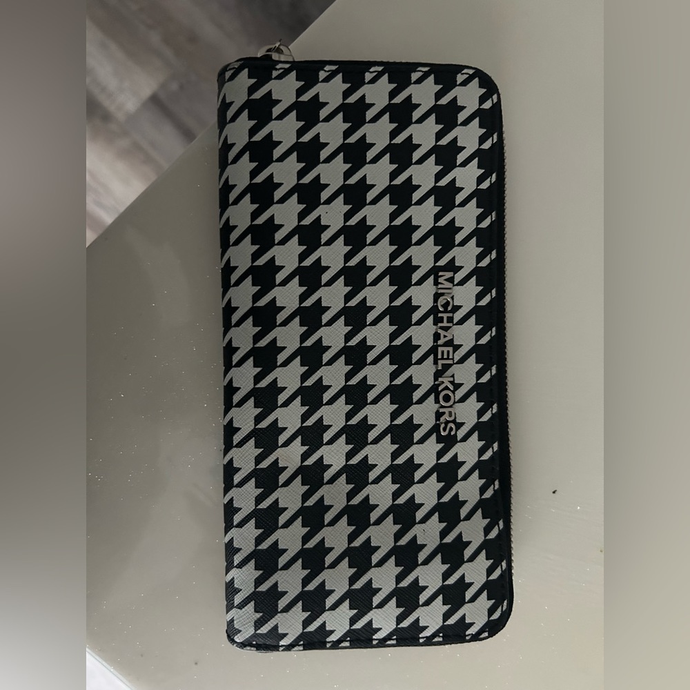 Authentic Michael Kors wallet-wore a few times. Looks brand new.